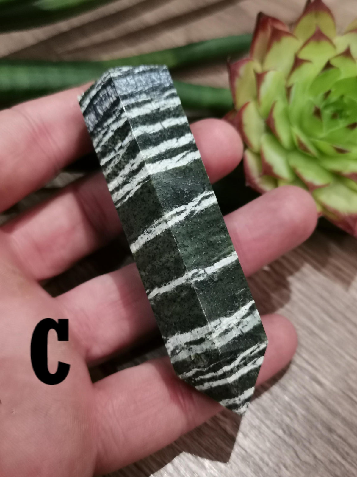 Zielony jaspis zebrowy – Do wyboru czubek obelisku