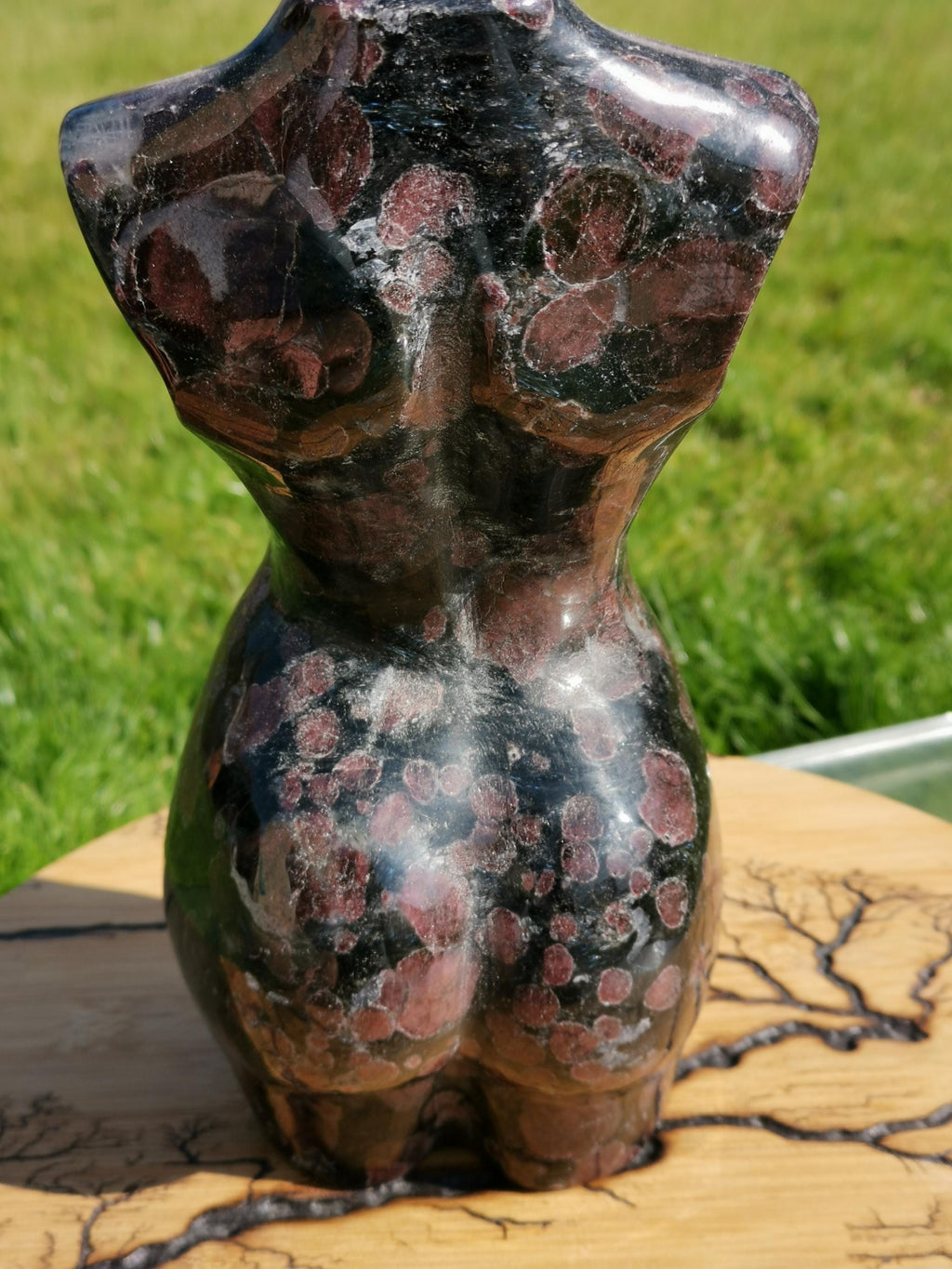 Busto XL, Corpo de mulher em granada almandina, 5,9 kg, estátua em pedra natural