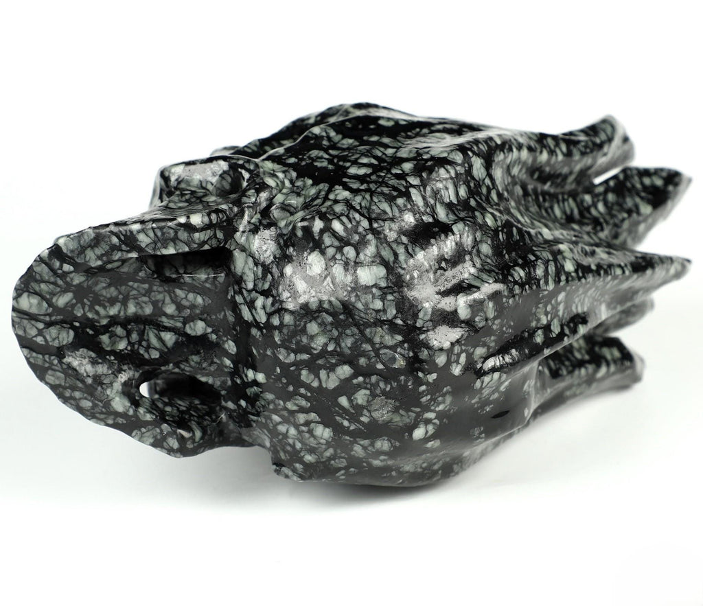 Brandende schedel van Picasso-jasper · Natuurstenen sculptuur, curiosacabinet