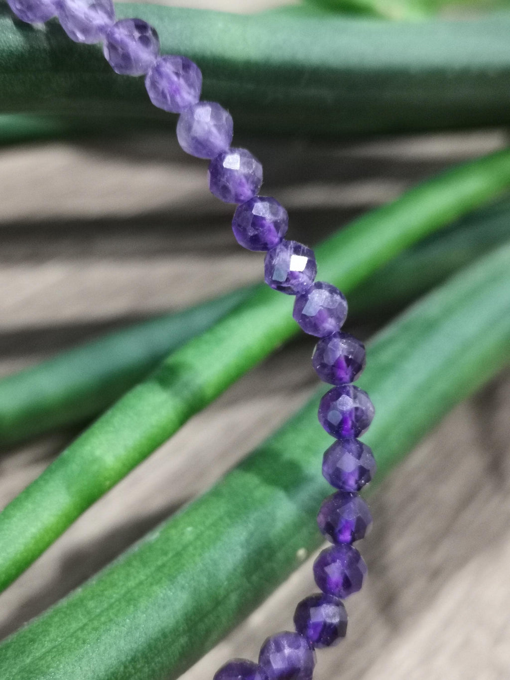 Amatista de Bolivia , Pulsera de perla redonda de 4 mm facetada / Top de litoterapia