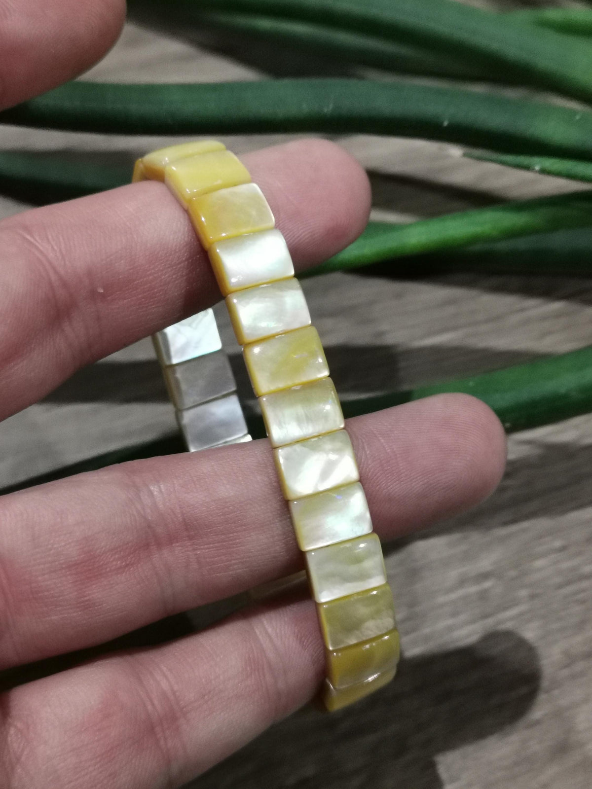 Pulseira em concha de Tetaí com reflexos amarelos · Contas retangulares de 10 × 7 mm