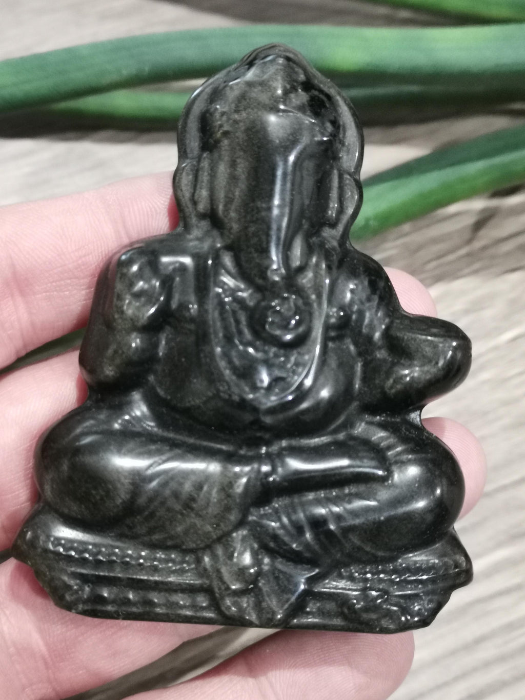Ganesh gravé en obsidienne dorée – Sculpture en pierre naturelle