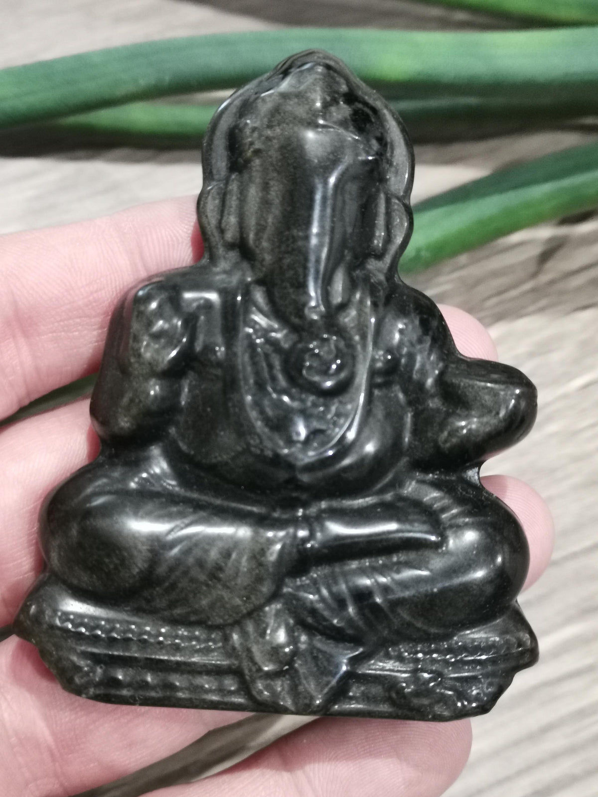 Ganesha gravada em obsidiana dourada – Escultura em pedra natural