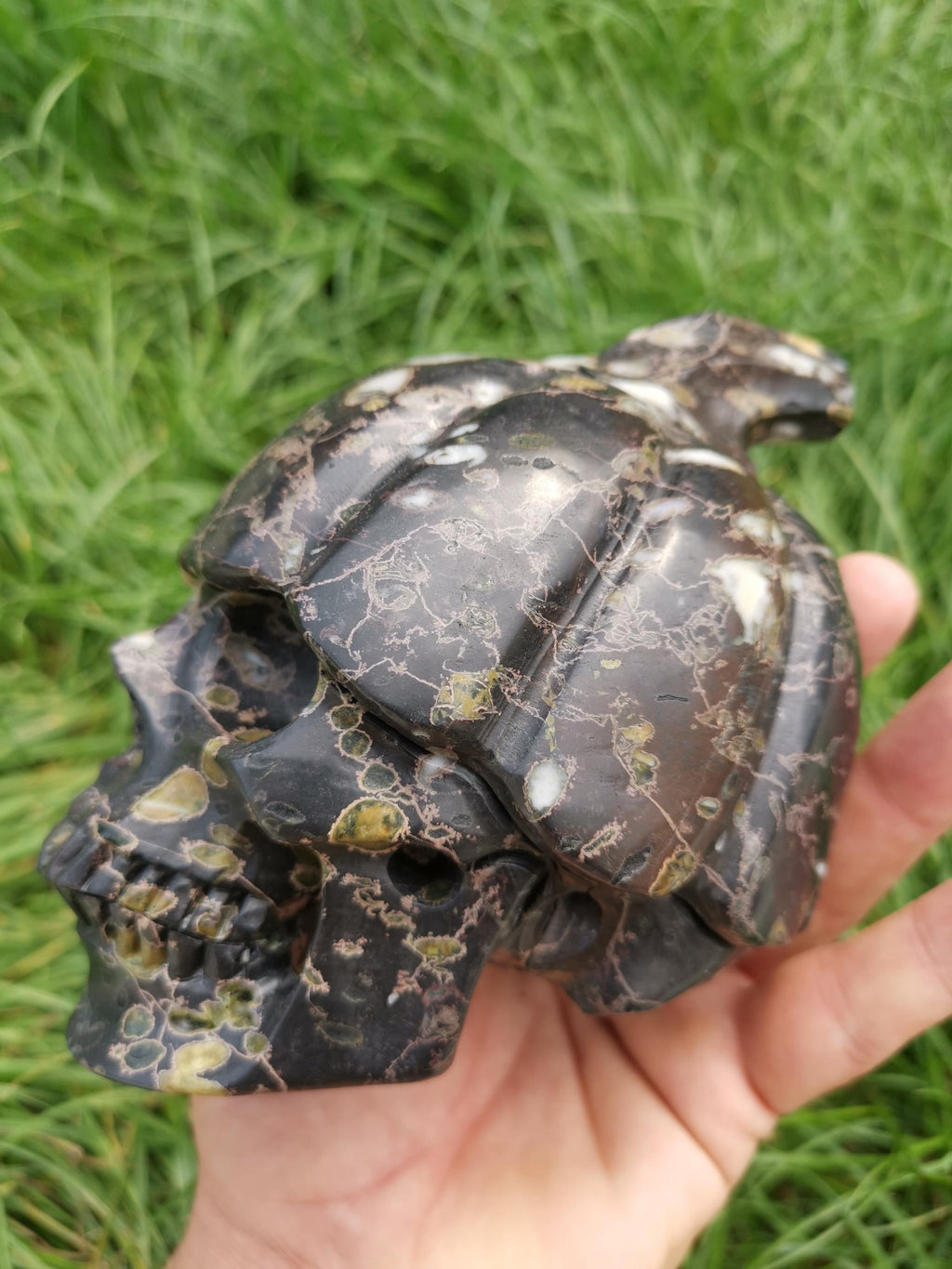 Pumpor i plumitjaspis   / Dödskalle i natursten   /  Skull Kristallskalle / halloween / Pumpa