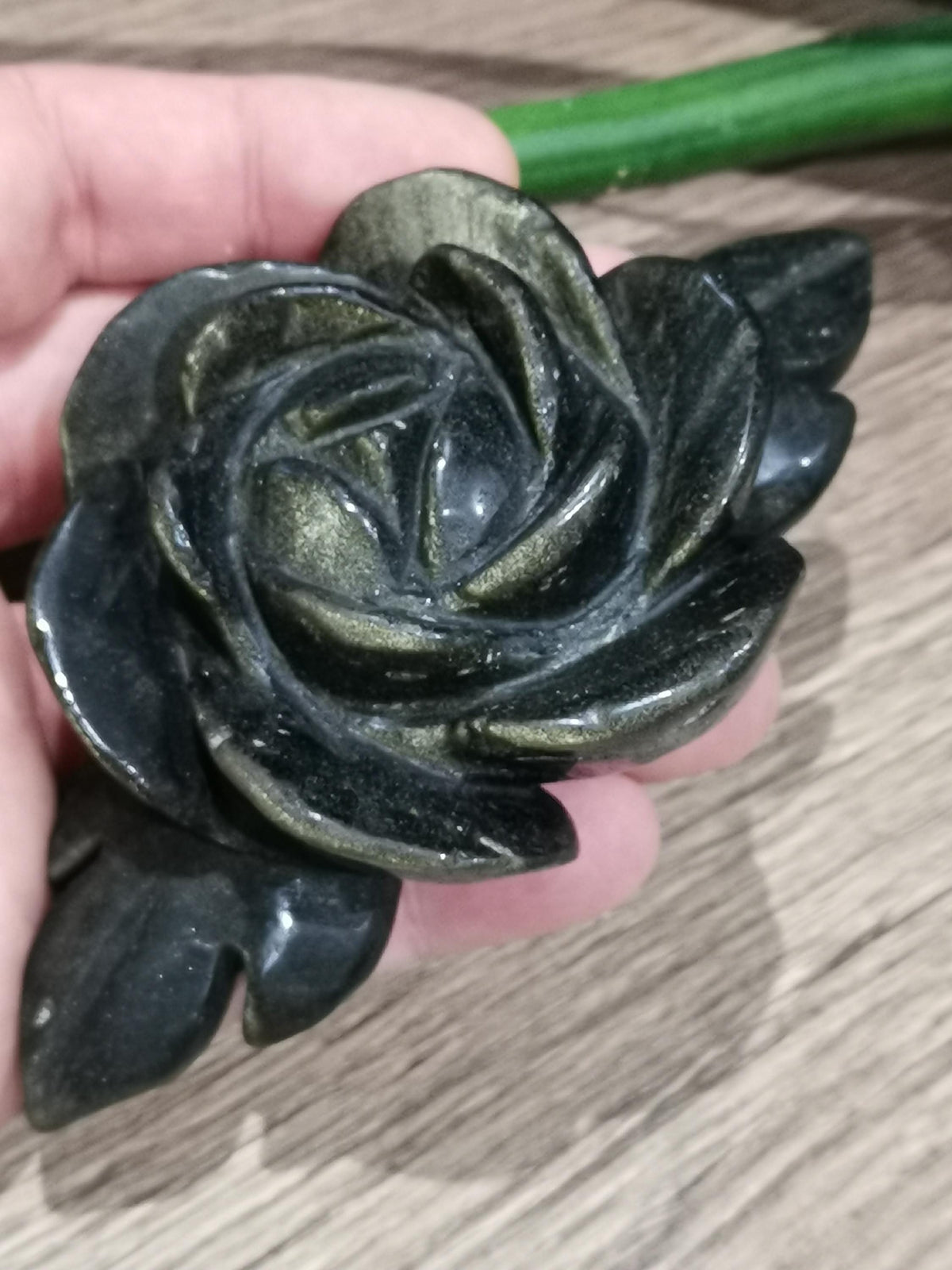 Gyllene obsidian -> Skulptur i natursten som föreställer en ROSA, en blomma som symboliserar renhet, skönhet, uppriktighet och fred