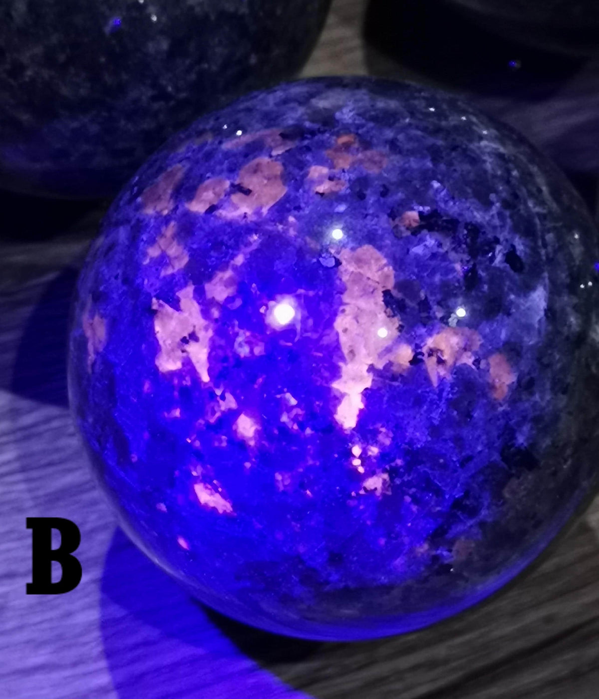 Yooperlite , piedra natural Fluorescente bajo lámpara UV , ESFERA a ELECCIÓN , Colección top