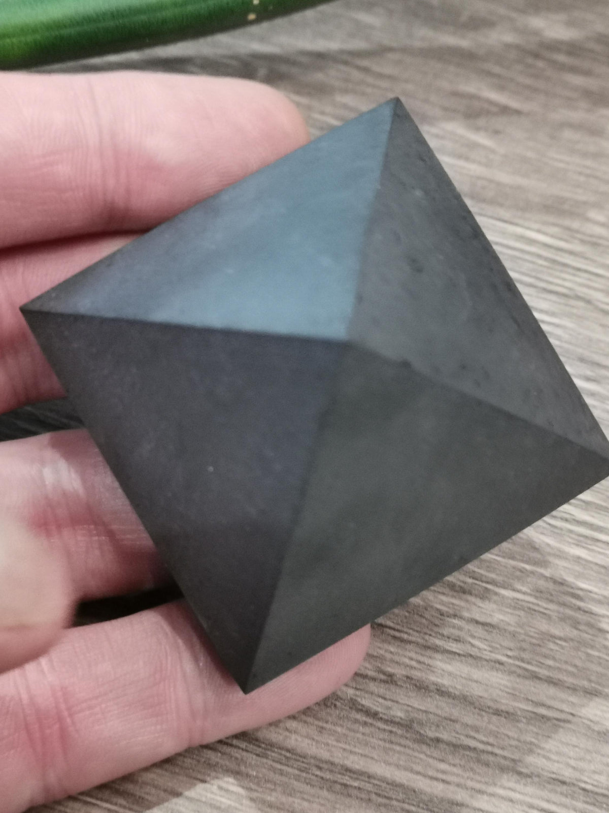 Pyramide en shungite de Russie – Œil de la Providence, 91 g