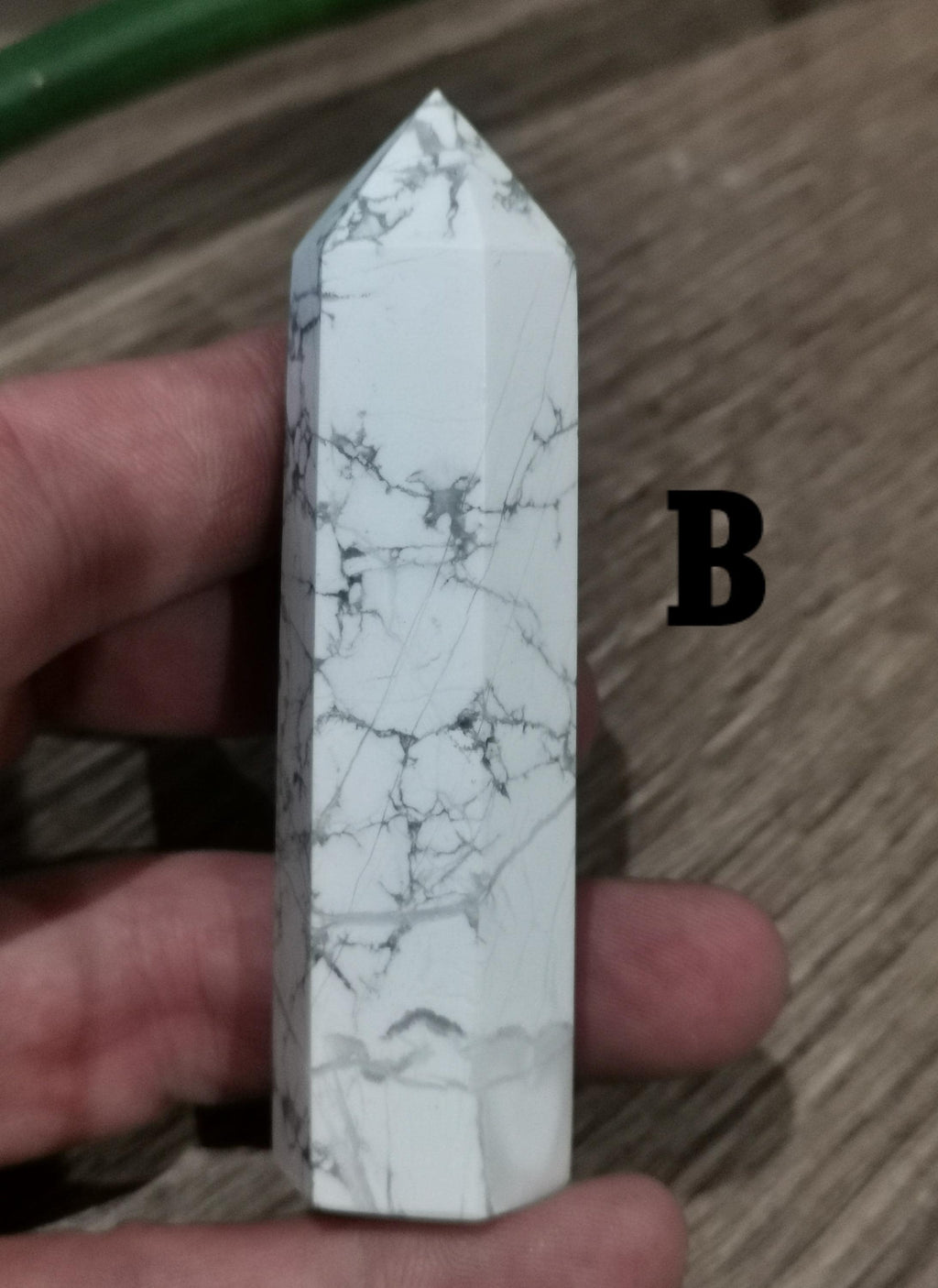 Howlite – Pointe obélisque en pierre naturelle au choix