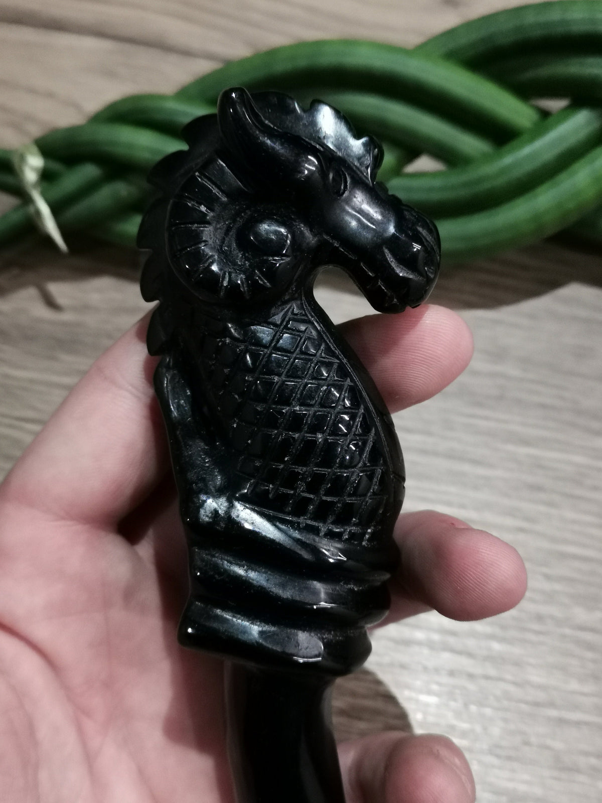 Dague sculptée en pierre naturelle – Dragon-bélier, quatre pierres au choix