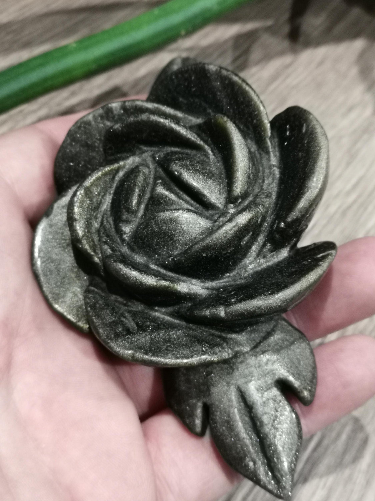 Gyllene obsidian -> Skulptur i natursten som föreställer en ROSA, en blomma som symboliserar renhet, skönhet, uppriktighet och fred