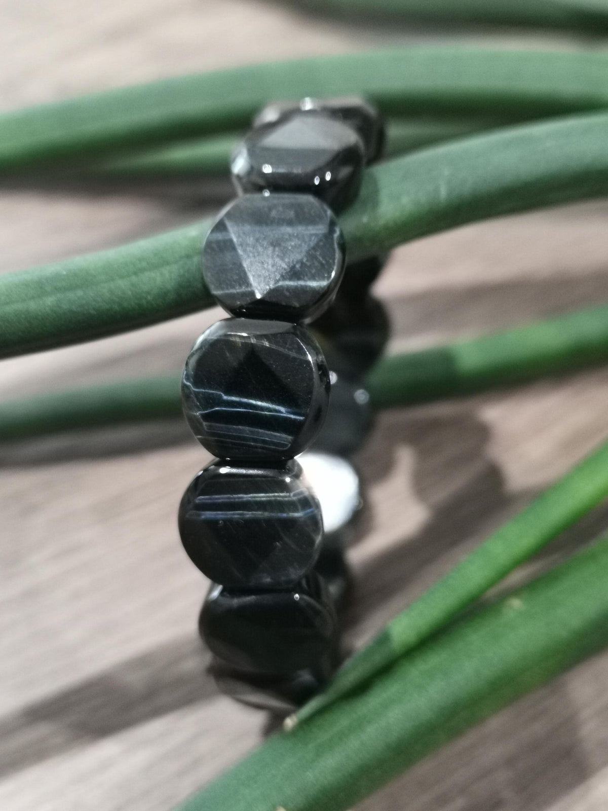 Minerali -> Occhio di Falco / Bracciale in perla di forma ovale sfaccettata, diametro 13 mm, in pietra naturale