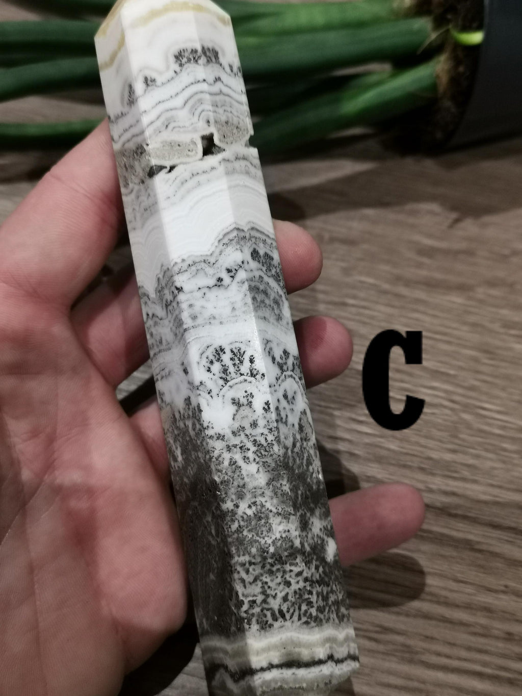 Yellow dendritic banded calcite – Choice of obelisk tower
