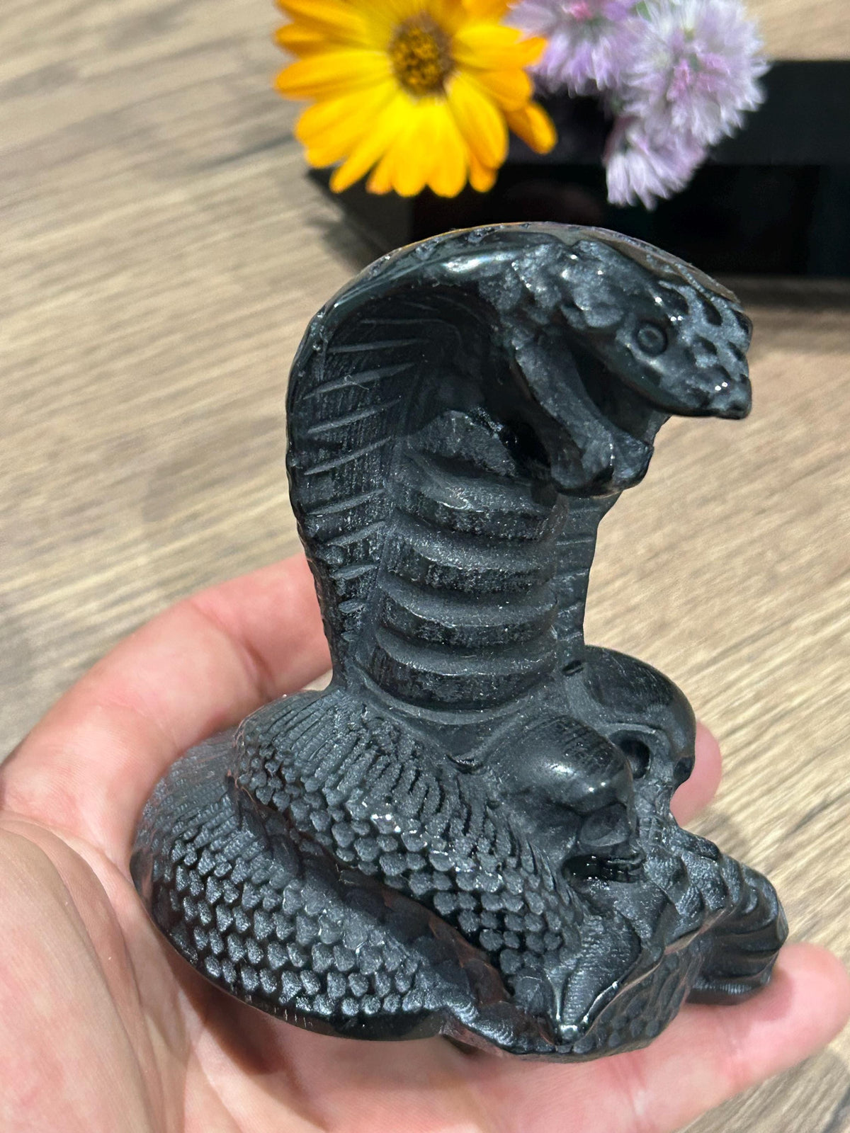 Slang van zwart obsidiaan / Sculptuur 500 gram op natuursteen