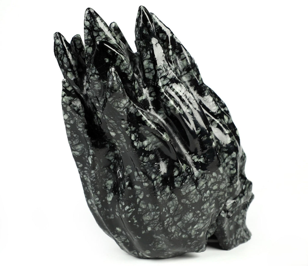 Brandende schedel van Picasso-jasper · Natuurstenen sculptuur, curiosacabinet