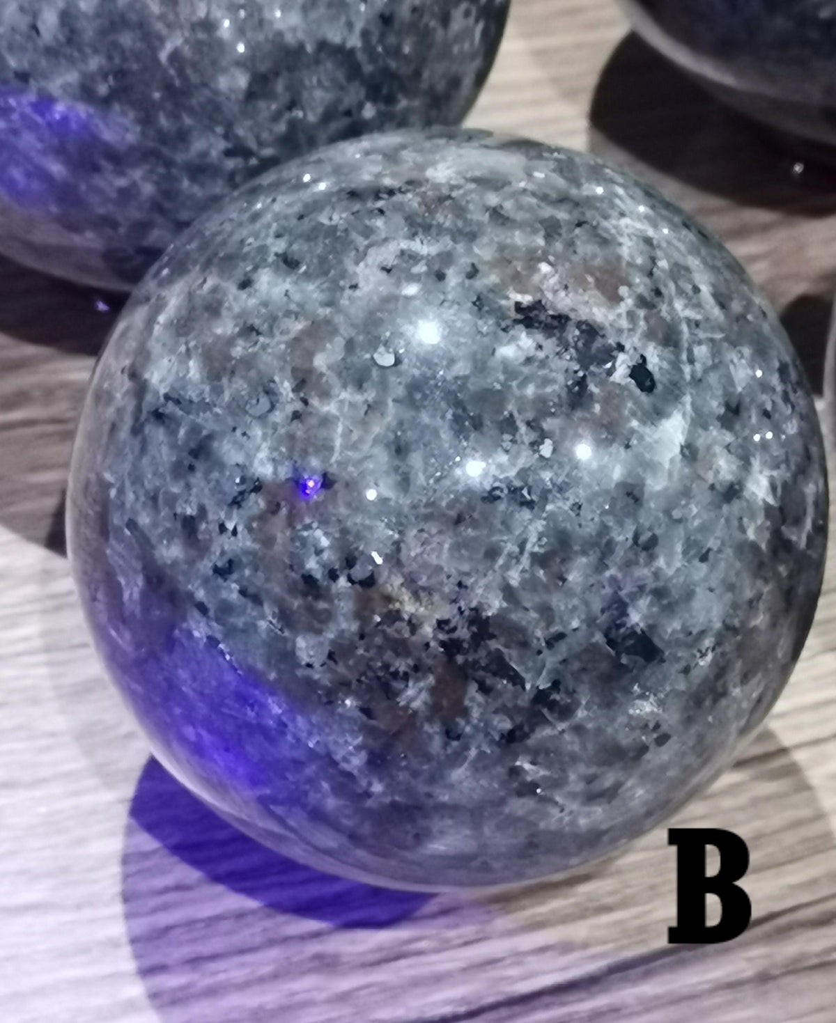 Yooperlite , piedra natural Fluorescente bajo lámpara UV , ESFERA a ELECCIÓN , Colección top
