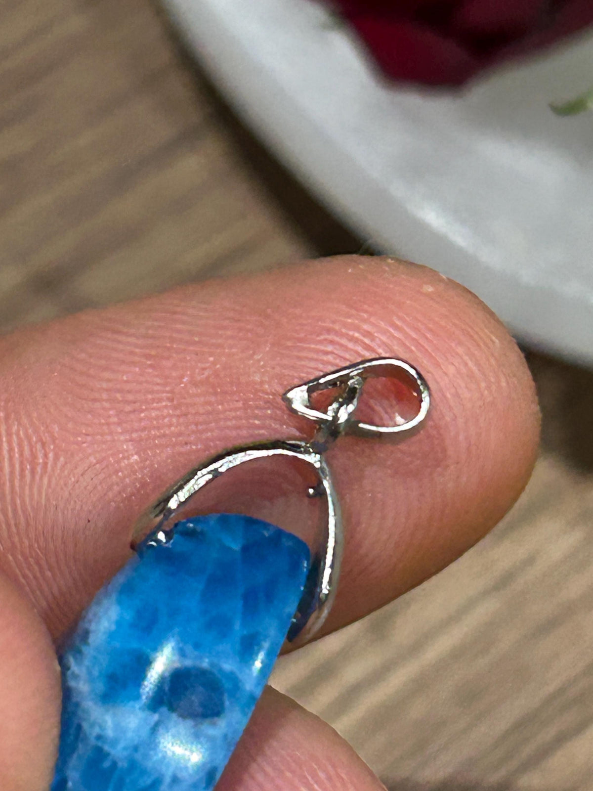 Pendentif goutte en apatite de Madagascar – 6 g
