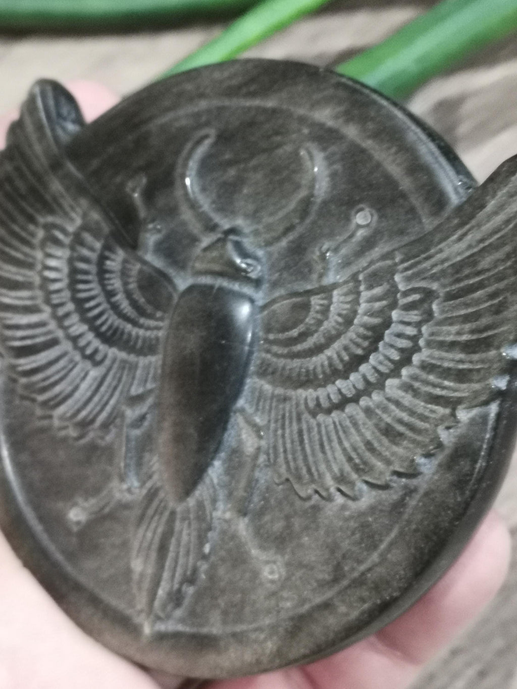 Medaillon met gevleugelde scarabee van gouden of zilveren obsidiaan uit Mexico