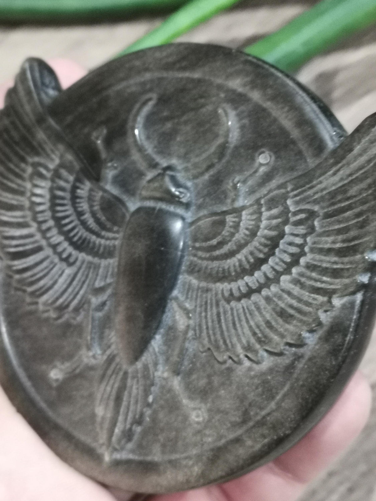 Medalhão de escaravelho alado em obsidiana dourada ou prateada do México