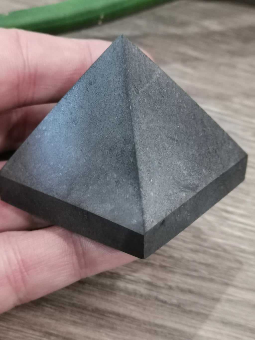 Schungit-Pyramide aus Russland – Auge der Vorsehung, 91 g