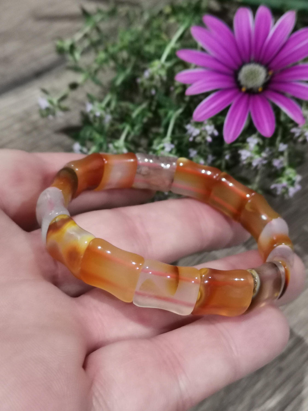 Orange karneolagat, Armband med benformade pärlor , För handled 17 / 17.5 Cm