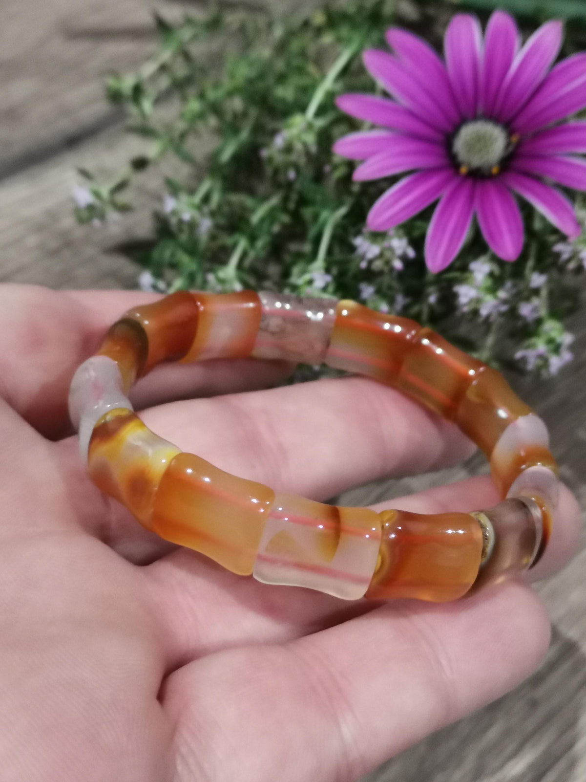 Orange karneolagat, Armband med benformade pärlor , För handled 17 / 17.5 Cm