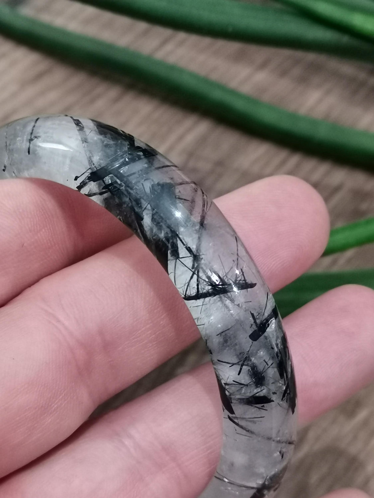 Klarer Quarz mit Turmalin-Einschluss, seltenes starres Armreif-Armband, aus einem einzigen Stück geschliffener Naturstein