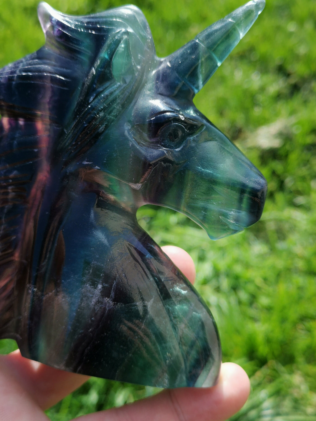 Licorne , Fluorite arc en ciel , jolie tête de 375 grammes