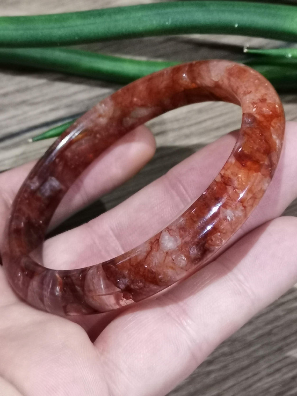 Hematoïde kwarts AA vuurrood, stijve armband / binnendiameter 64 mm