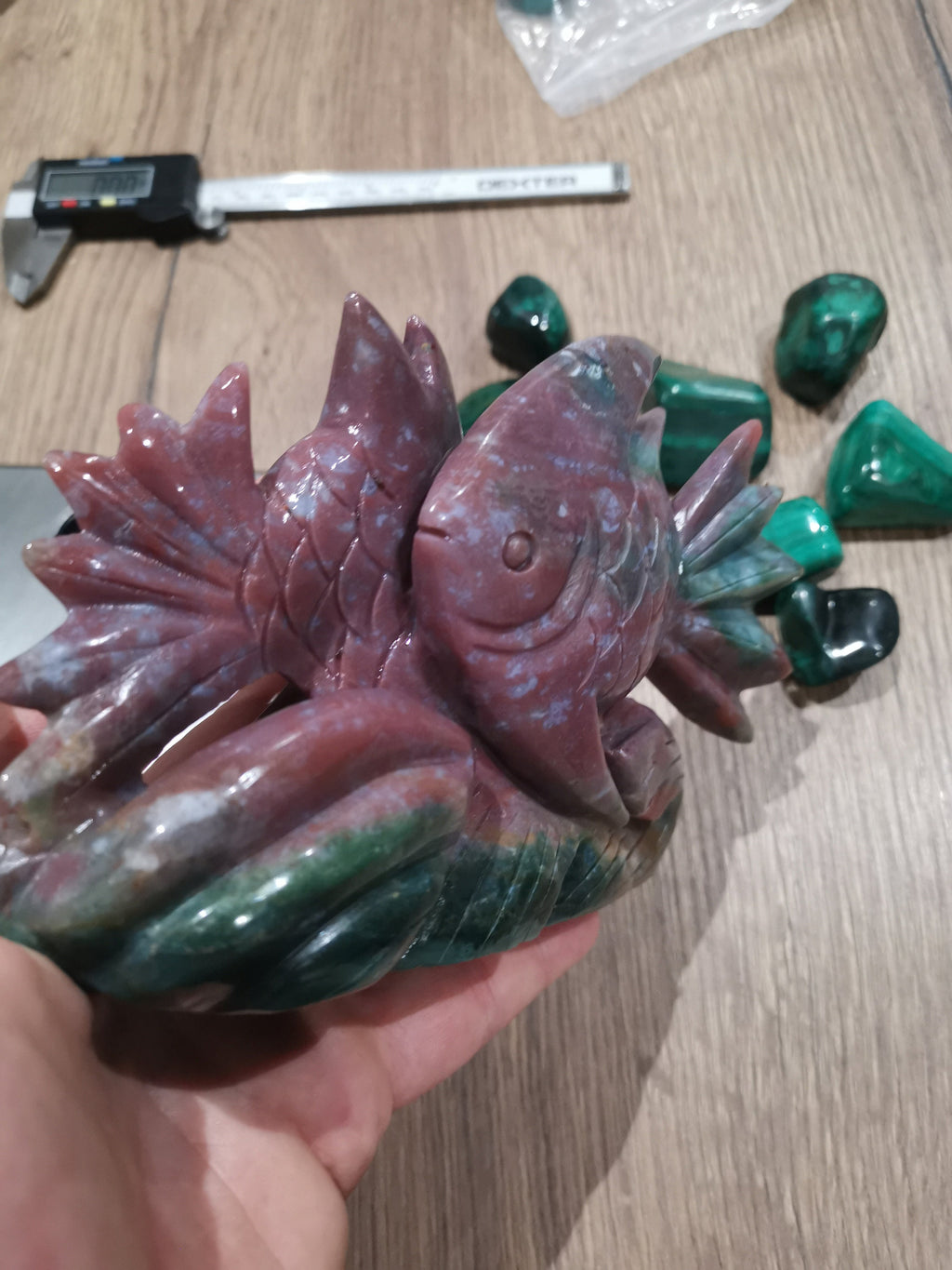 Oceaanjaspis, sculptuur van een vis in natuursteen