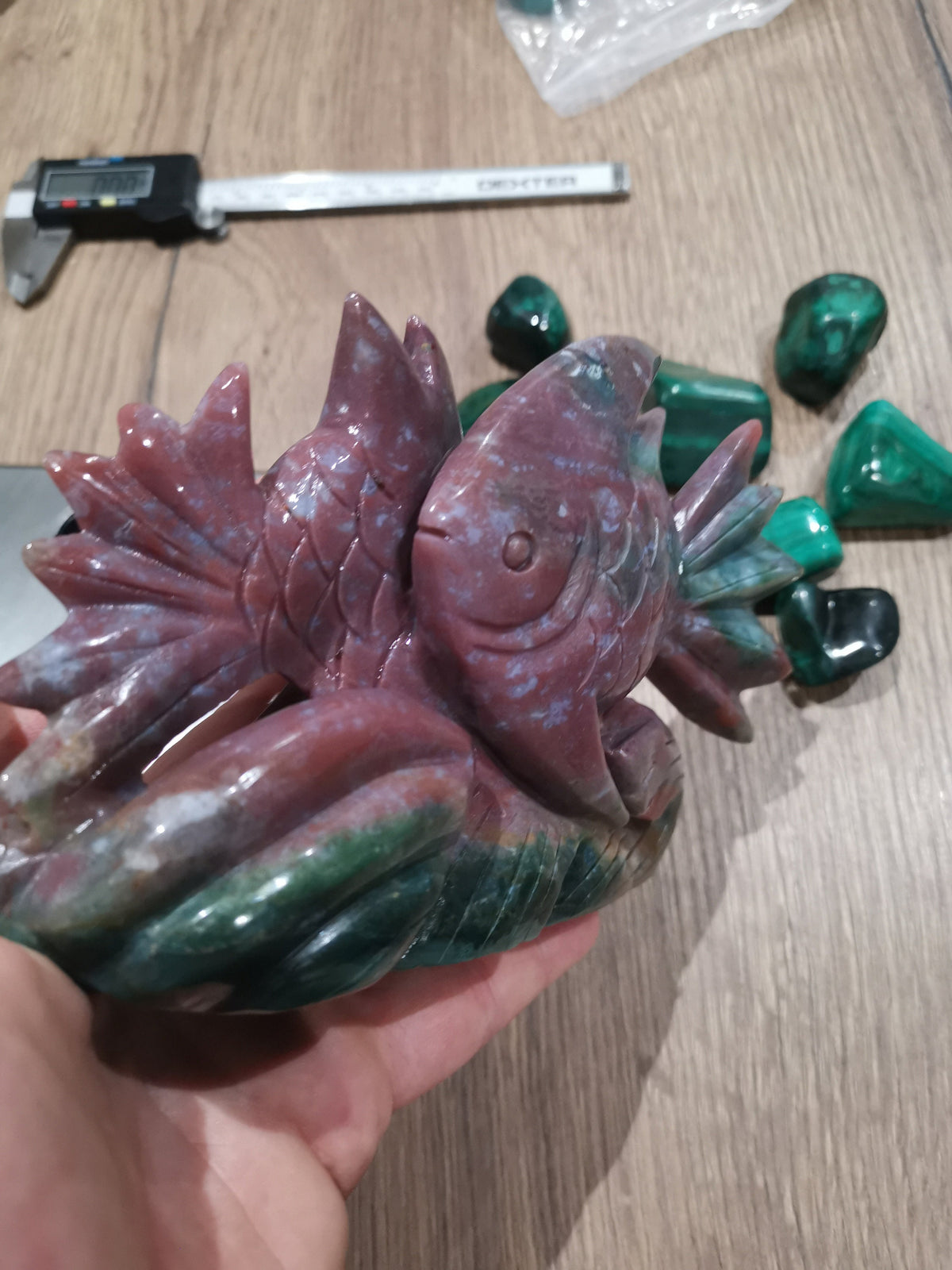 Oceaanjaspis, sculptuur van een vis in natuursteen