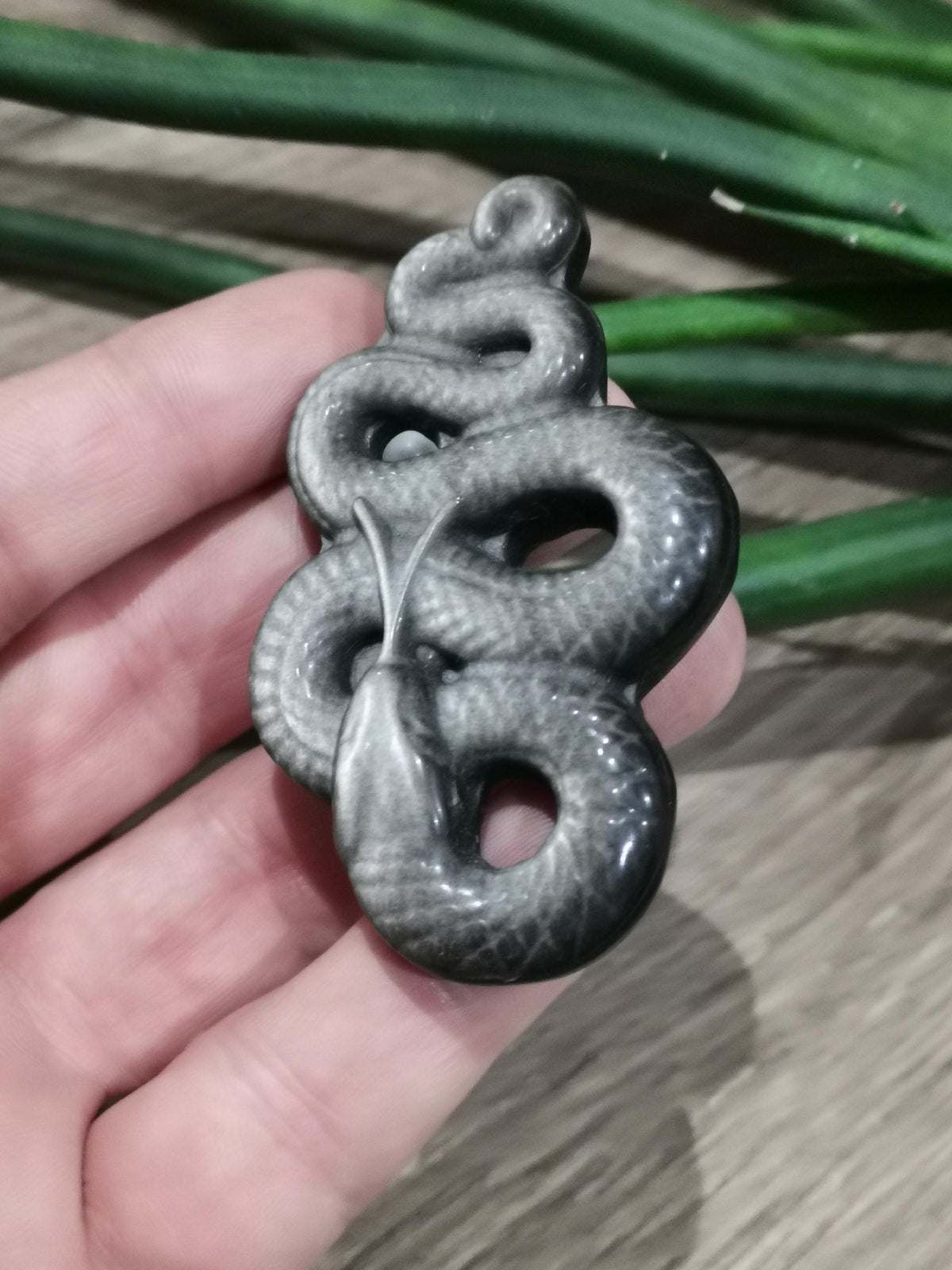 Serpente gravada em obsidiana prateada do México – Pedra natural