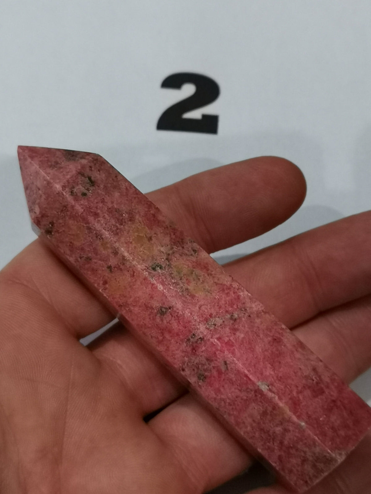 Rodzonit, naturalny kamień w kształcie wieży, szpica, obelisku