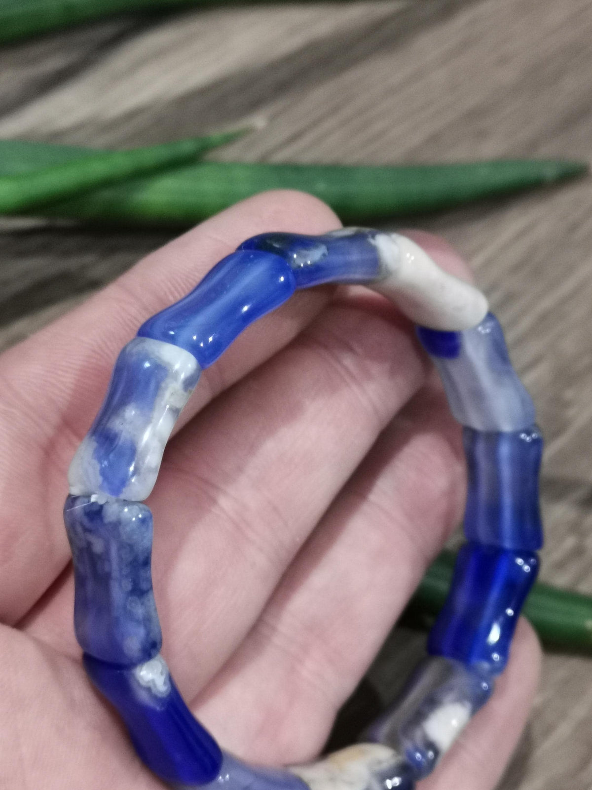 Agate  Bleu , Madagascar  -- > Bracelet en Pierre naturelle Coloré ; Longueur 17.5 cm