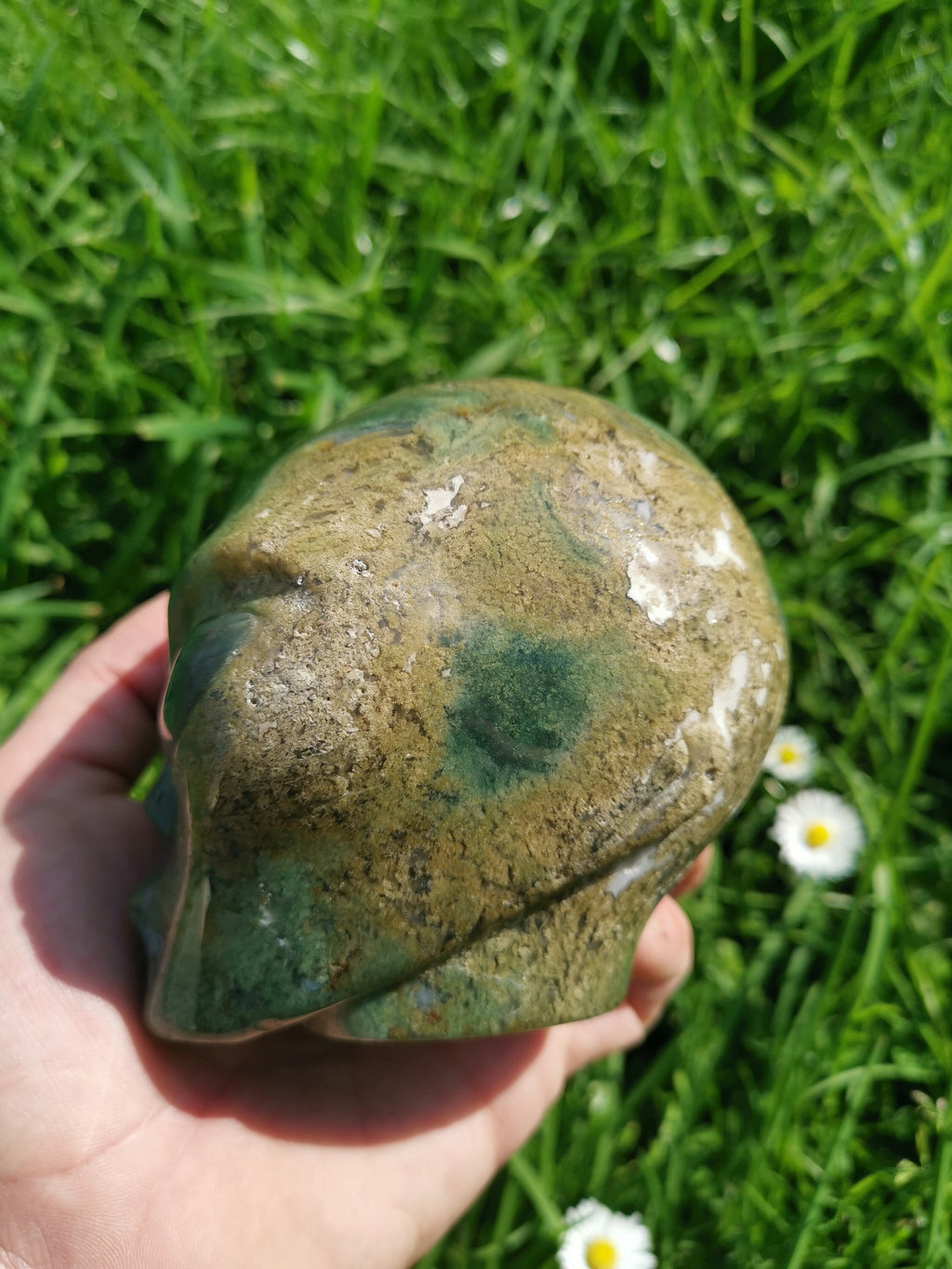 Cráneo alienígena de ágata musgosa acuática y labradorita · Piedra natural XL