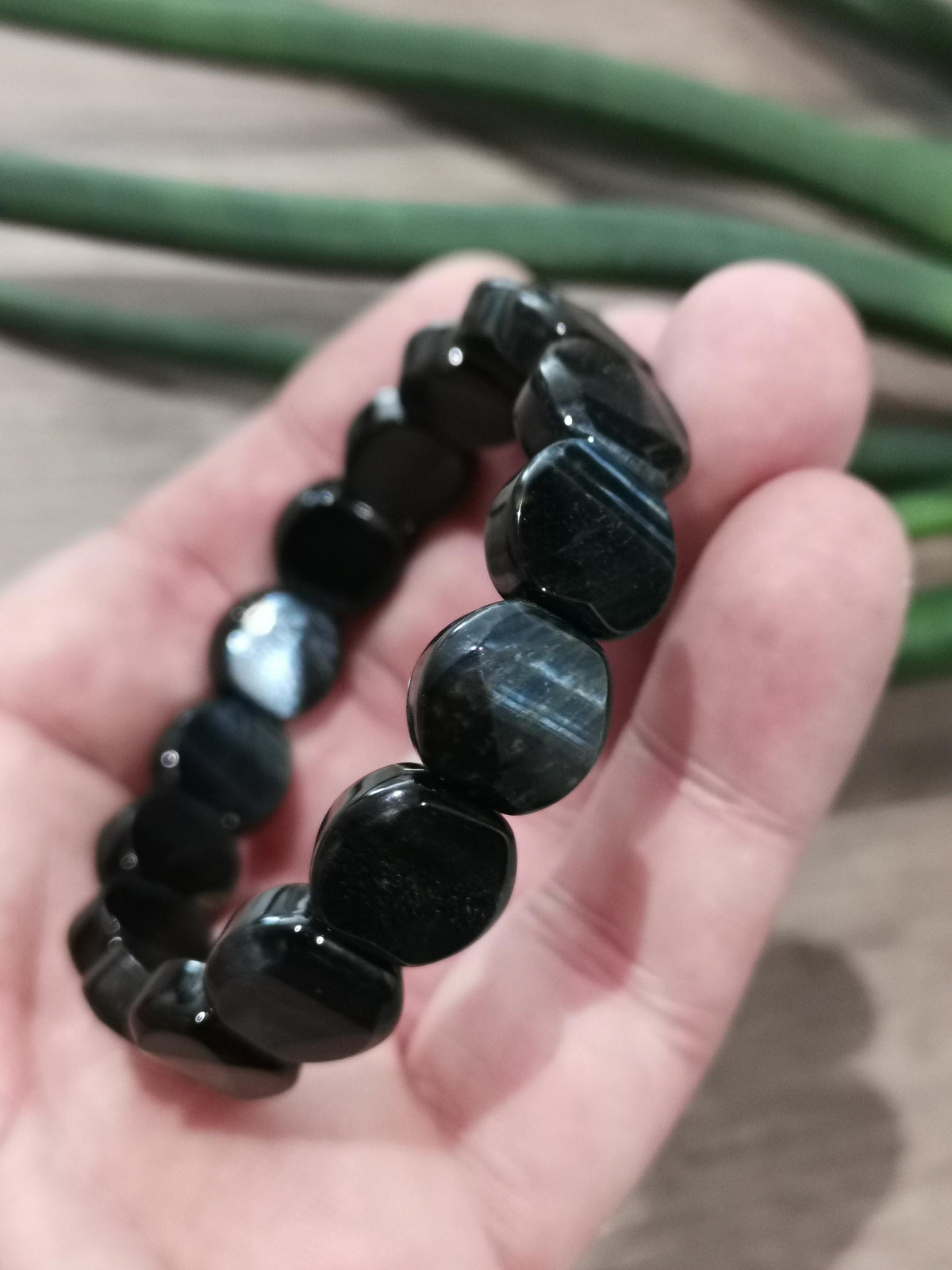 Minerali -> Occhio di Falco / Bracciale in perla di forma ovale sfaccettata, diametro 13 mm, in pietra naturale