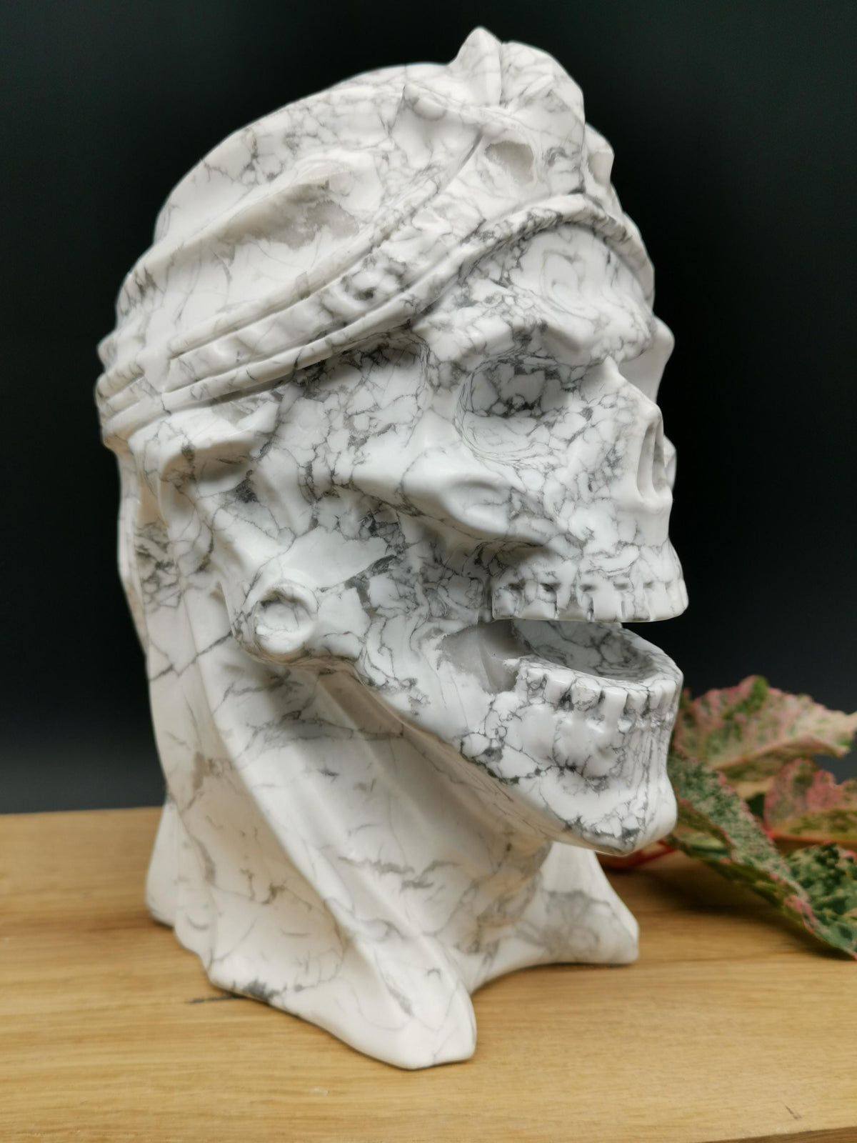 Howlite, scultura di teschio di mummia in pietra naturale scolpita