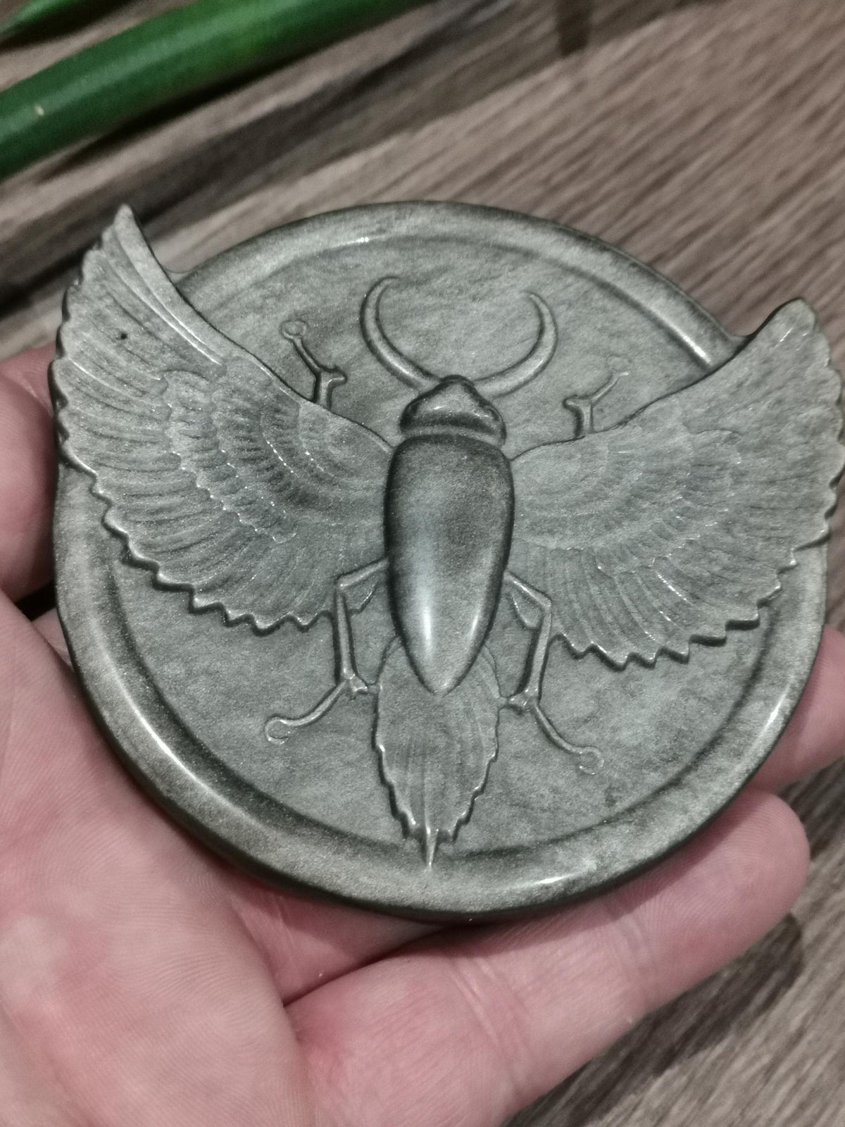 Medalhão de escaravelho alado em obsidiana dourada ou prateada do México