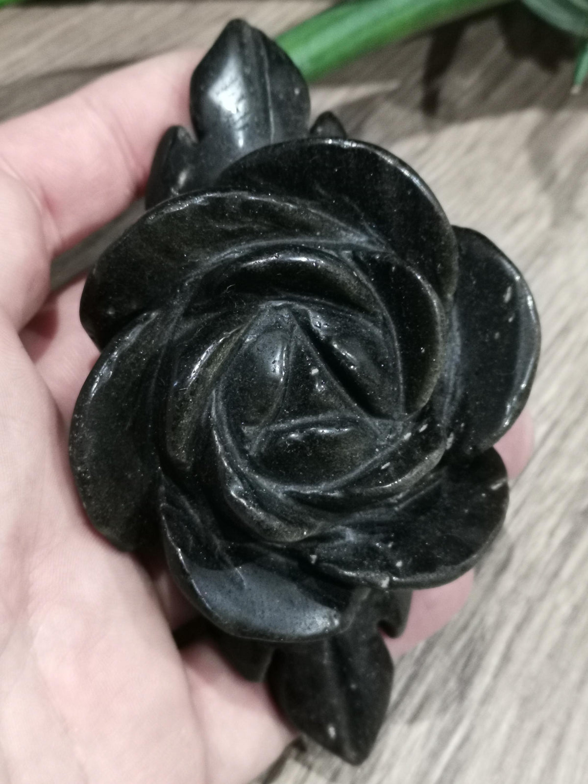 Ossidiana Dorata -> Scultura in pietra naturale che rappresenta una ROSA, fiore simbolo di purezza, bellezza, sincerità e pace