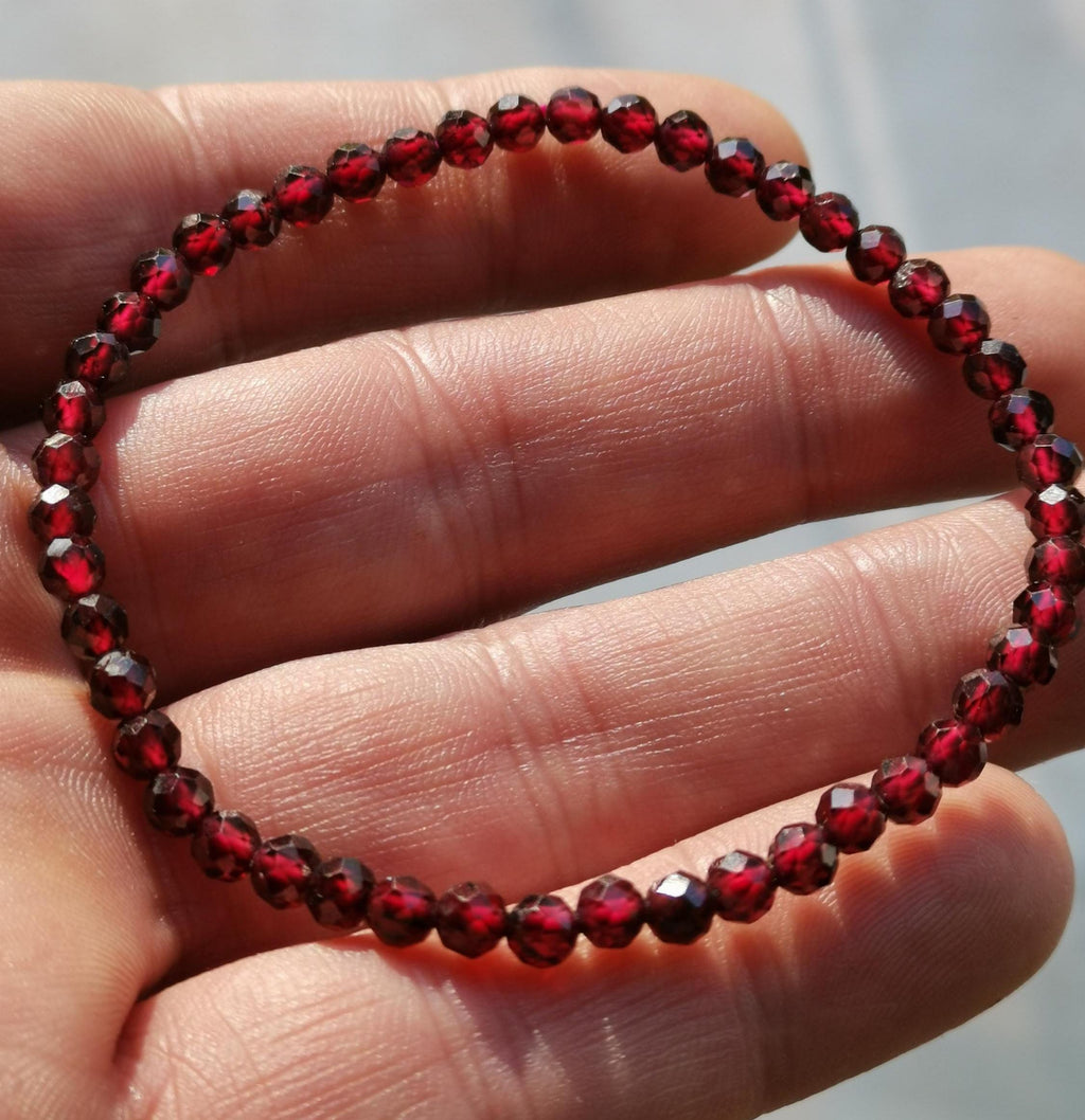 Op maat gemaakte armband / Almandijngranaat, wijnrode kleur, ronde facetparels van 4 mm