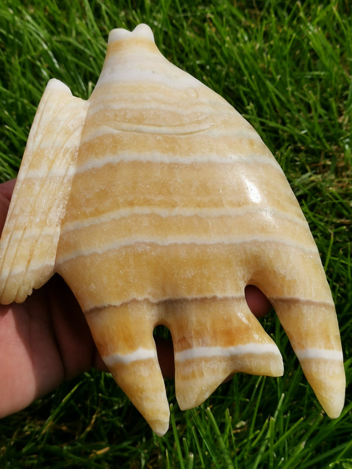 Sculpture Poisson En pierre naturelle calcite Jaune a bande ( Scalaire ? )