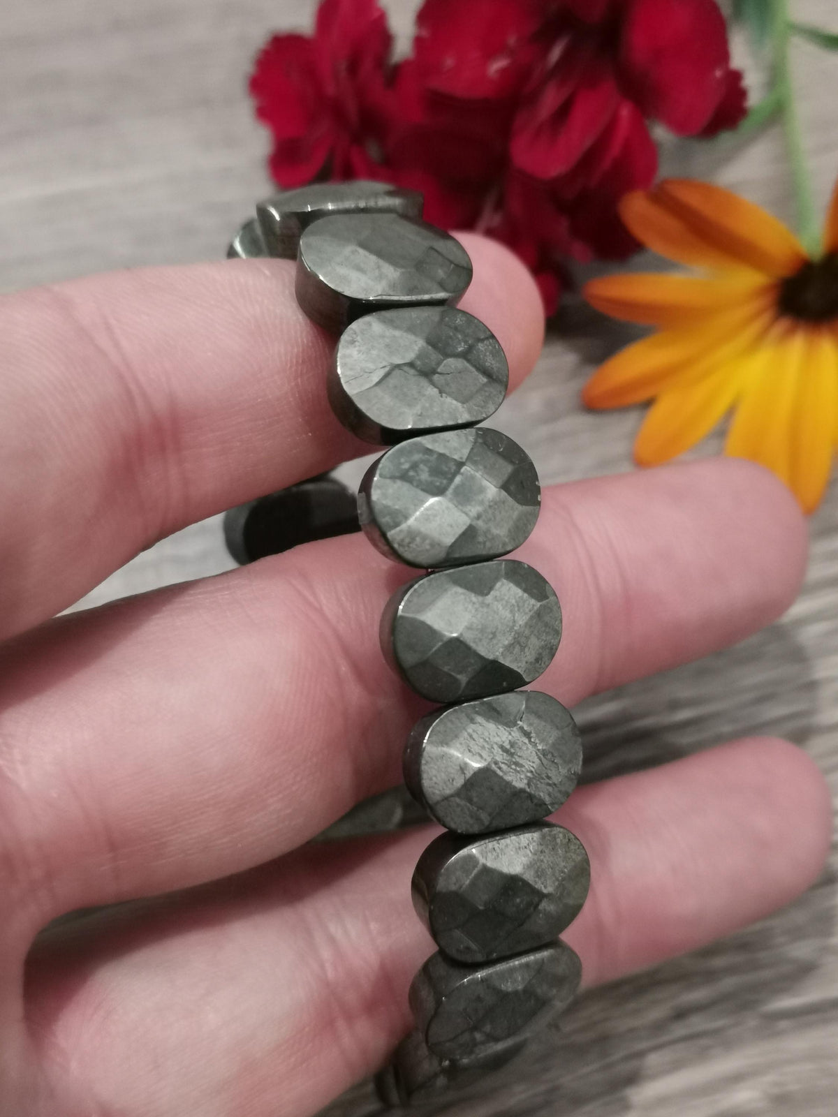 Pulseira em pirite dourada do Peru · Contas ovais facetadas