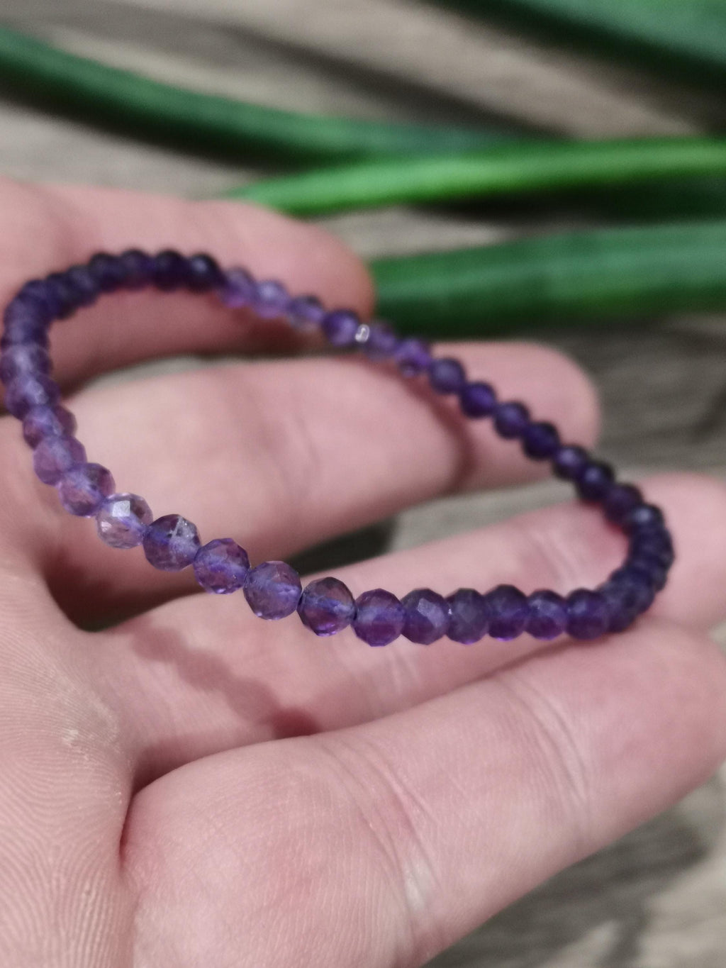 Amatista de Bolivia , Pulsera de perla redonda de 4 mm facetada / Top de litoterapia