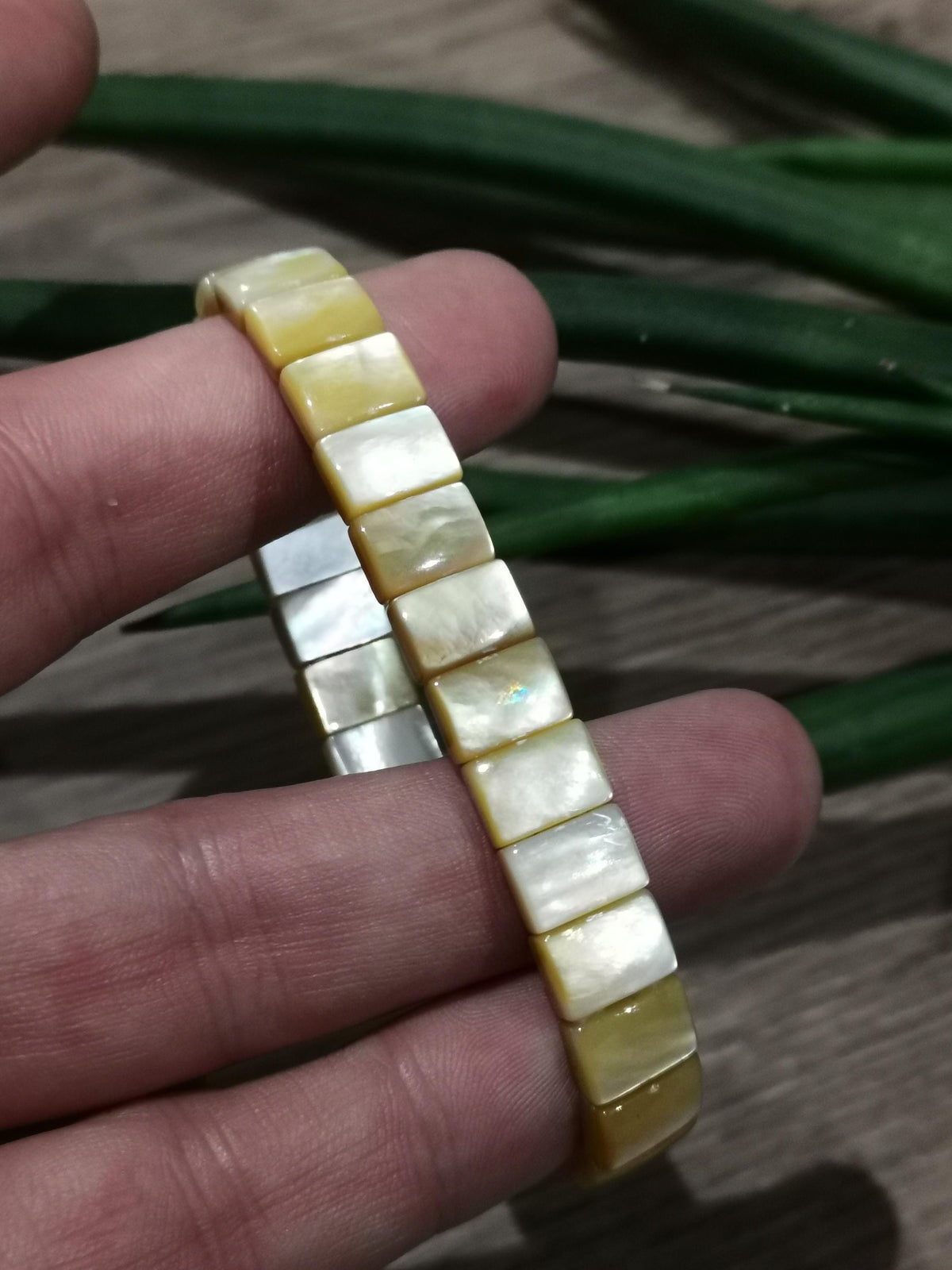 Pulseira em concha de Tetaí com reflexos amarelos · Contas retangulares de 10 × 7 mm