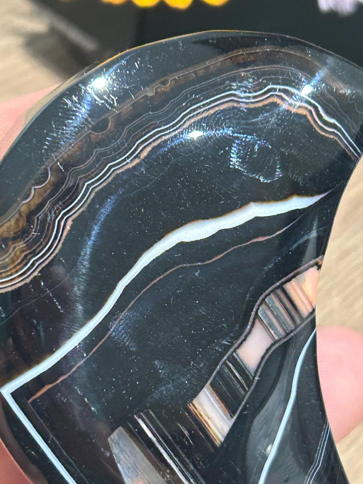 Mond aus schwarzem Sardonyx-Achat mit Bändern aus Uruguay – Zur Auswahl