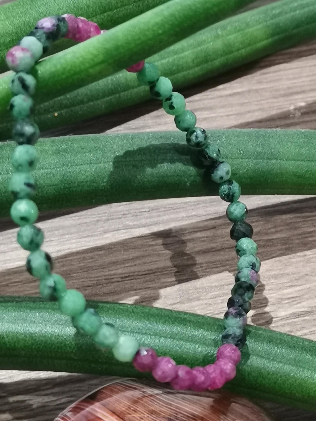 Robijn op zoïsit-armband – Gefacetteerde kralen van 4 mm – Op maat gemaakt
