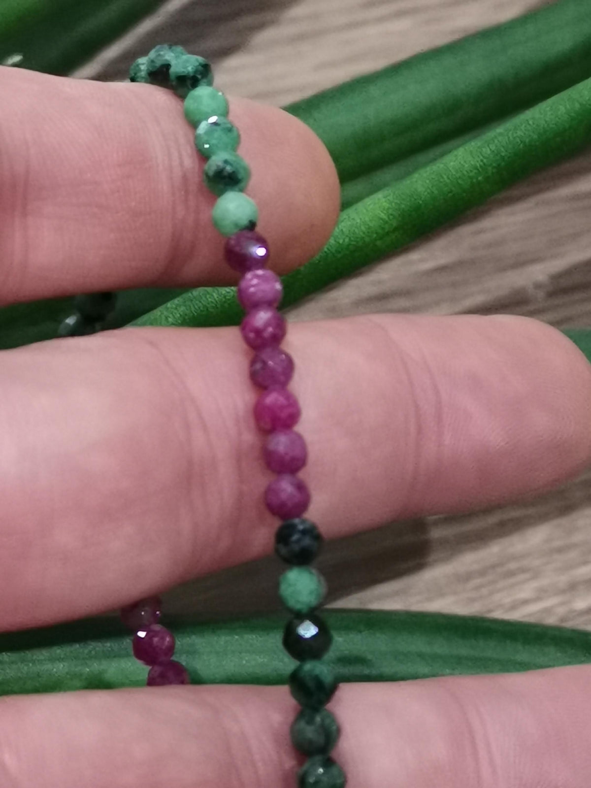 Robijn op zoïsit-armband – Gefacetteerde kralen van 4 mm – Op maat gemaakt