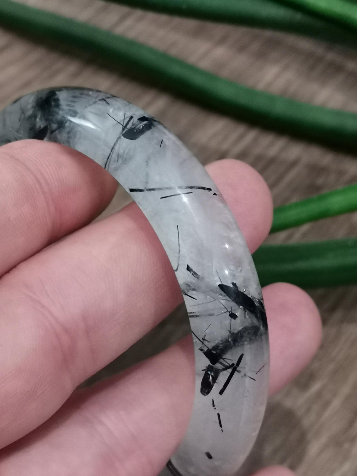 Klarer Quarz mit Turmalin-Einschluss, seltenes starres Armreif-Armband, aus einem einzigen Stück geschliffener Naturstein
