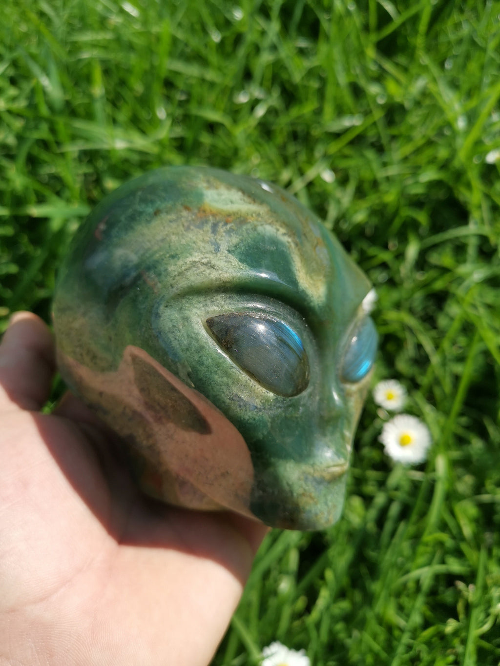 Cráneo alienígena de ágata musgosa acuática y labradorita · Piedra natural XL