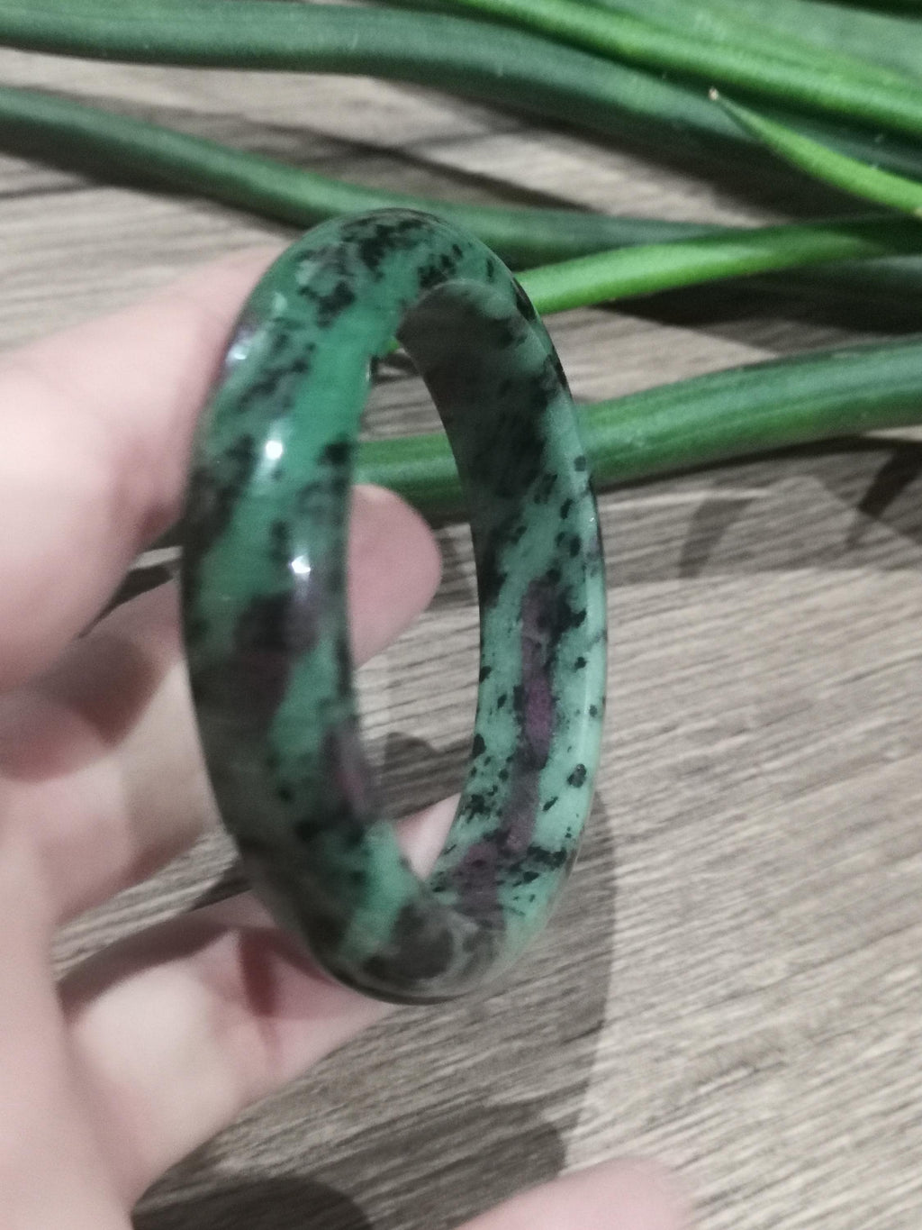 Bangle-armband van robijn op zoïsit – Natuurlijke steen – Binnendiameter 61 mm