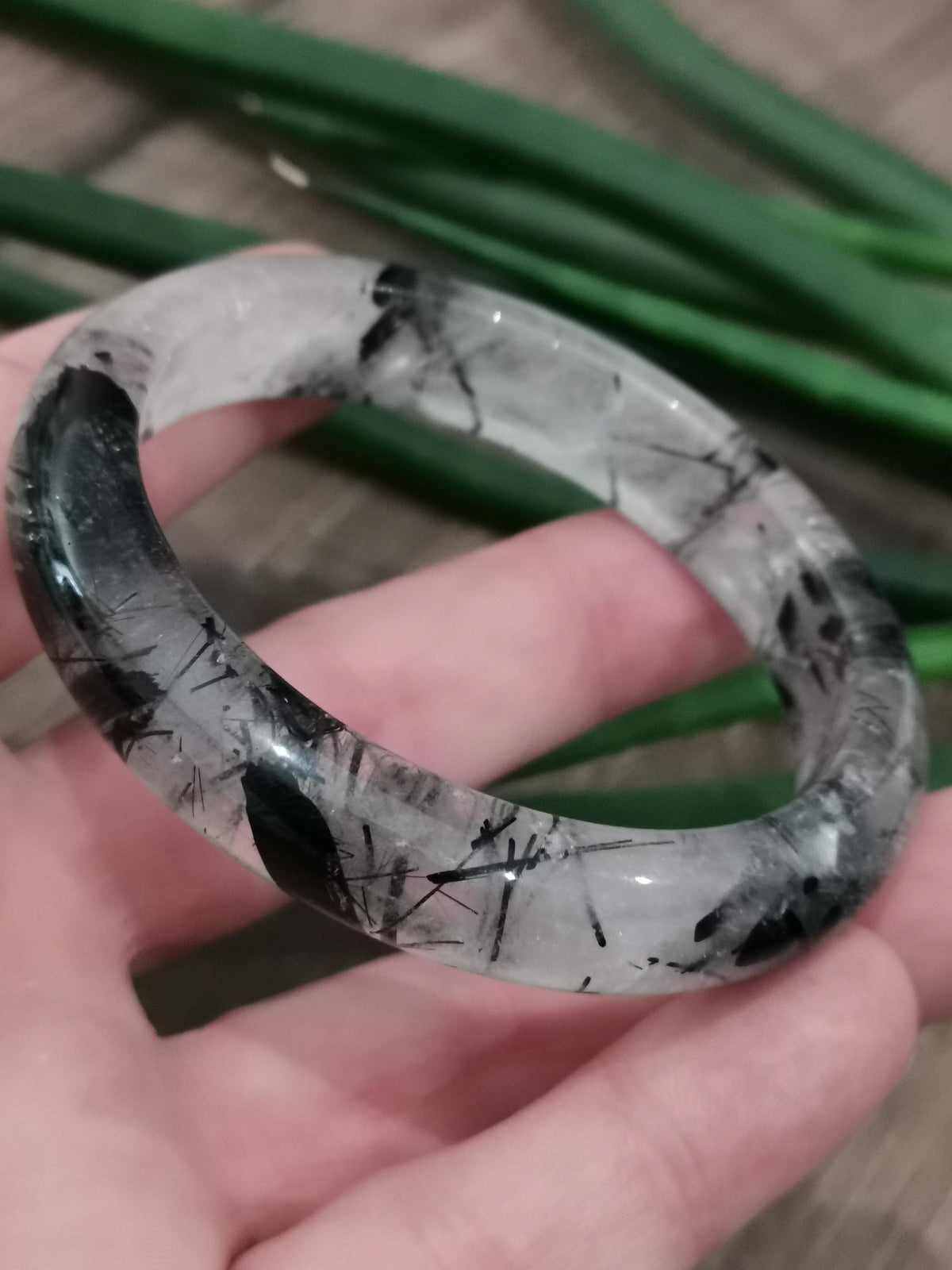 Klarer Quarz mit Turmalin-Einschluss, seltenes starres Armreif-Armband, aus einem einzigen Stück geschliffener Naturstein